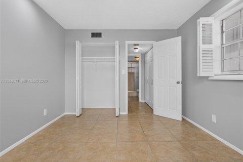 Condominio en venta en Lauderdale Lakes, Florida, 2 dormitorios, 102.38 m2 № 2334712 - foto 13