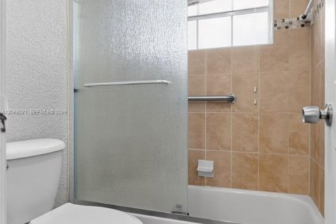 Condominio en venta en Lauderdale Lakes, Florida, 2 dormitorios, 102.38 m2 № 2334712 - foto 28