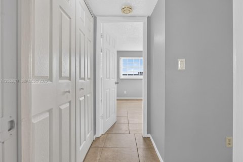 Condominio en venta en Lauderdale Lakes, Florida, 2 dormitorios, 102.38 m2 № 2334712 - foto 9