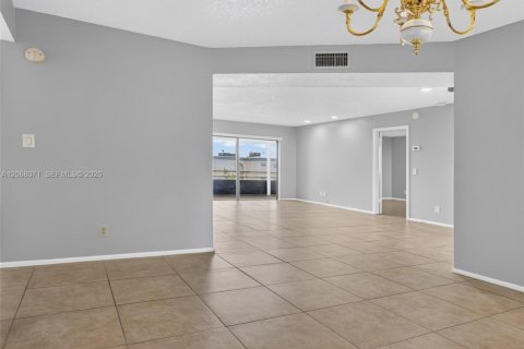 Condominio en venta en Lauderdale Lakes, Florida, 2 dormitorios, 102.38 m2 № 2334712 - foto 18