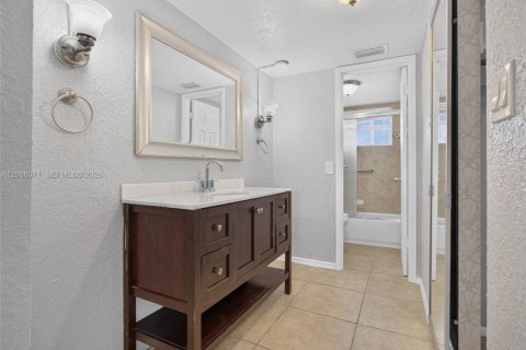 Condominio en venta en Lauderdale Lakes, Florida, 2 dormitorios, 102.38 m2 № 2334712 - foto 22
