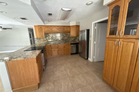 Casa en venta en Fort Lauderdale, Florida, 3 dormitorios, 121.33 m2 № 1854734 - foto 2
