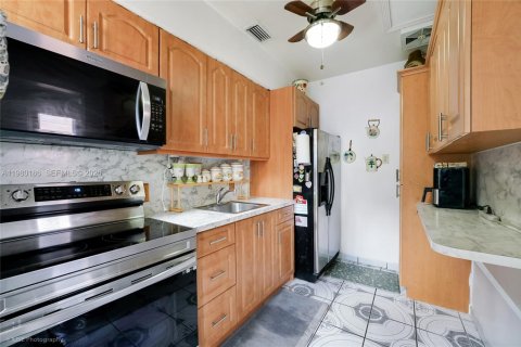 House in Miami, Florida 2 bedrooms, 78.97 sq.m. № 2044122 - photo 3
