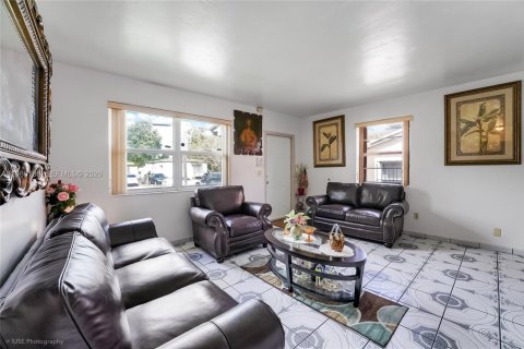 House in Miami, Florida 2 bedrooms, 78.97 sq.m. № 2044122 - photo 6