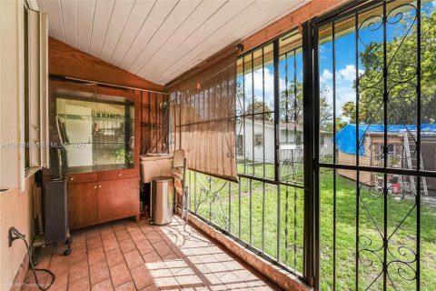 House in Miami, Florida 2 bedrooms, 78.97 sq.m. № 2044122 - photo 13