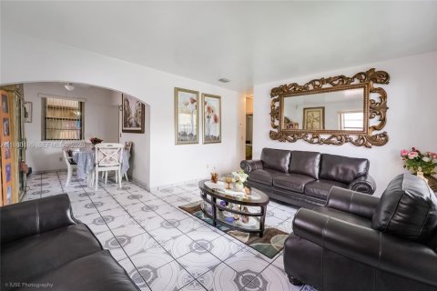 House in Miami, Florida 2 bedrooms, 78.97 sq.m. № 2044122 - photo 7