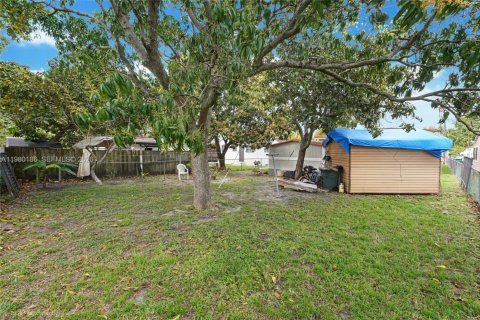 House in Miami, Florida 2 bedrooms, 78.97 sq.m. № 2044122 - photo 15