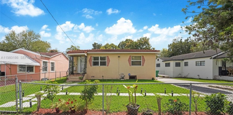 House in Miami, Florida 2 bedrooms, 78.97 sq.m. № 2044122