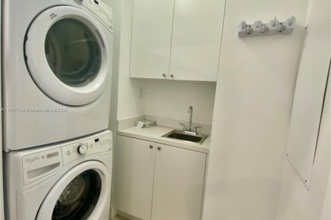 Condominio en venta en North Miami Beach, Florida, 2 dormitorios, 163.14 m2 № 1862676 - foto 11