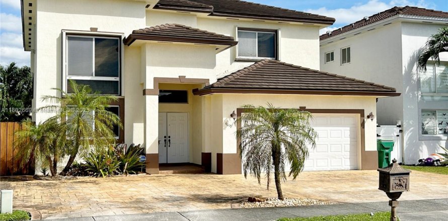 Villa ou maison à Miami, Floride 4 chambres, 207.73 m2 № 1730577