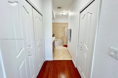 Villa ou maison à vendre à Miami, Floride: 4 chambres, 207.73 m2 № 1730577 - photo 18