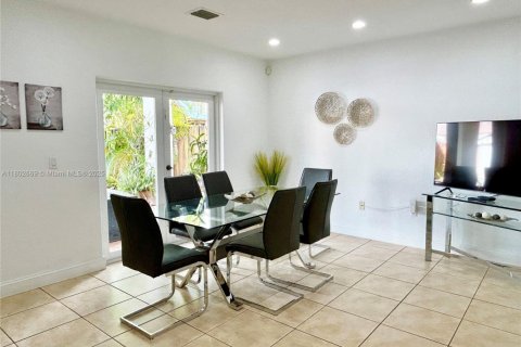 Villa ou maison à vendre à Miami, Floride: 4 chambres, 207.73 m2 № 1730577 - photo 7