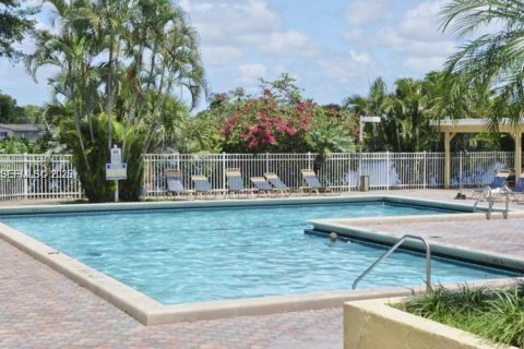 Купить кондоминиум в Пемброк-Пайнс, Флорида 2 спальни, 79.34м2, № 2002788 - фото 14