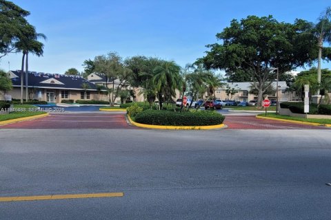 Купить кондоминиум в Пемброк-Пайнс, Флорида 2 спальни, 79.34м2, № 2002788 - фото 17