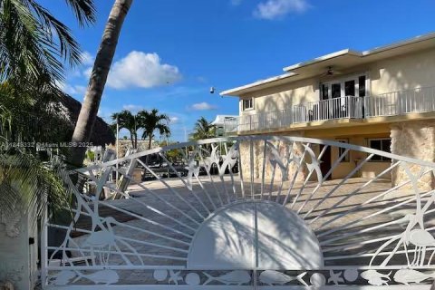 House in Key Largo, Florida 4 bedrooms, 139.35 sq.m. № 1836187 - photo 1