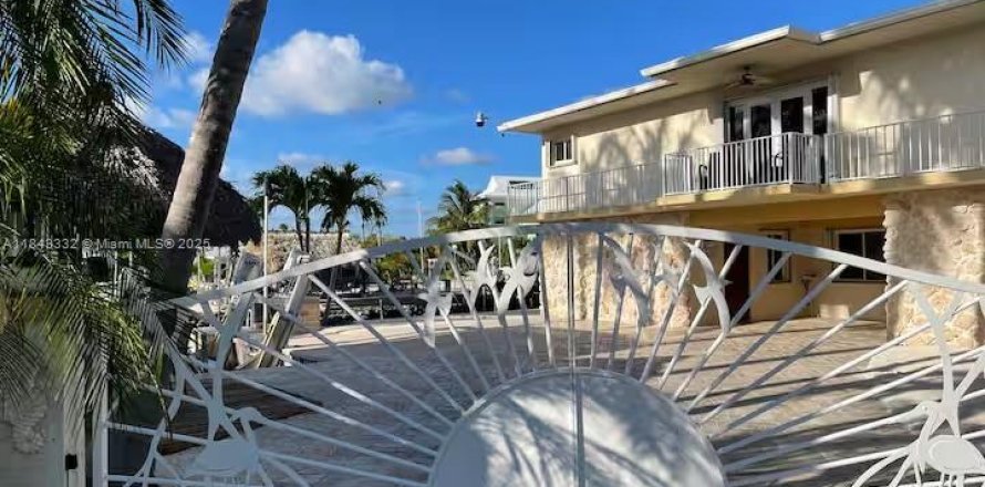 House in Key Largo, Florida 4 bedrooms, 139.35 sq.m. № 1836187