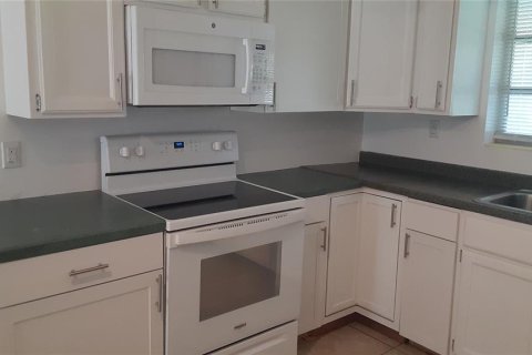 House in Daytona Beach, Florida 3 bedrooms, 112.6 sq.m. № 1915928 - photo 2