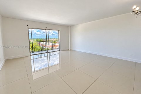 Condo in Lauderhill, Florida, 2 bedrooms  № 2390422 - photo 4