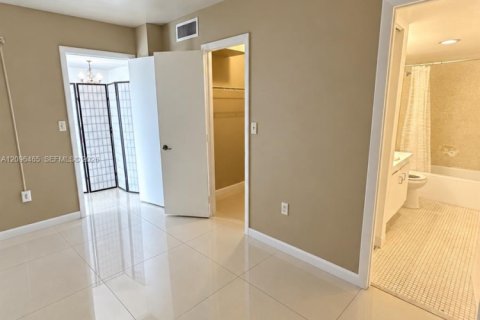 Condo in Lauderhill, Florida, 2 bedrooms  № 2390422 - photo 7