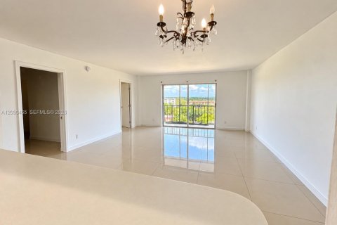 Condo in Lauderhill, Florida, 2 bedrooms  № 2390422 - photo 3