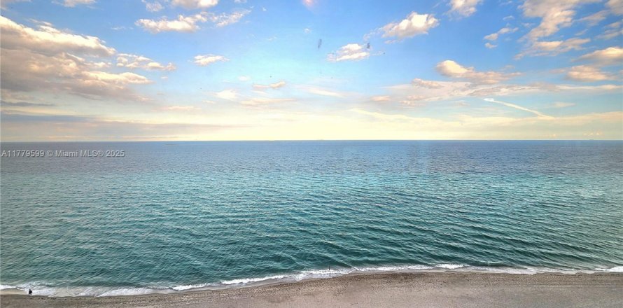 Condominio en Hollywood, Florida, 2 dormitorios № 1934004