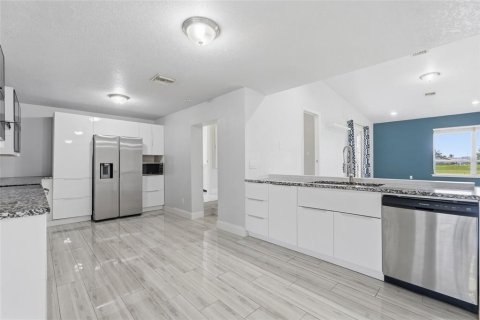 Villa ou maison à vendre à Cape Coral, Floride: 3 chambres, 201.23 m2 № 2273222 - photo 9
