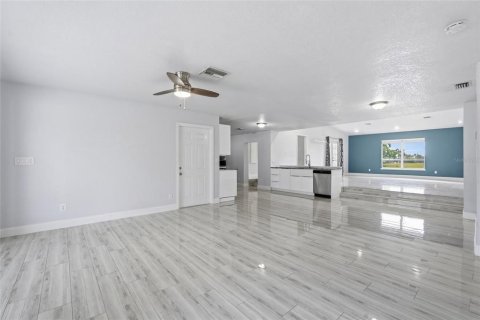 Villa ou maison à vendre à Cape Coral, Floride: 3 chambres, 201.23 m2 № 2273222 - photo 8
