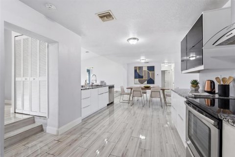 Villa ou maison à vendre à Cape Coral, Floride: 3 chambres, 201.23 m2 № 2273222 - photo 13