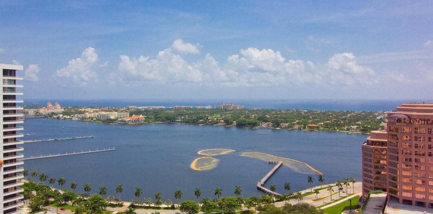 Condominio en West Palm Beach, Florida, 2 dormitorios № 1177246