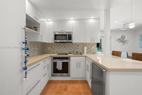 Villa ou maison à vendre à Miami, Floride: 4 chambres, 220.92 m2 № 2076190 - photo 20