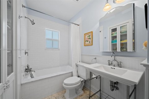 Villa ou maison à vendre à Miami, Floride: 4 chambres, 220.92 m2 № 2076190 - photo 16
