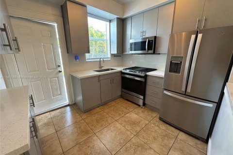 Casa en alquiler en Fort Lauderdale, Florida, 2 dormitorios, 149.2 m2 № 1925456 - foto 3