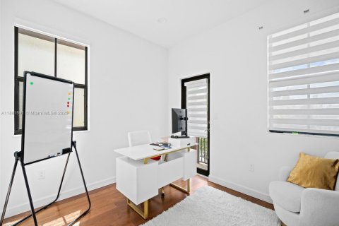 Townhouse in Doral, Florida 4 bedrooms, 205.31 sq.m. № 1890778 - photo 27