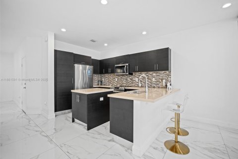 Townhouse in Doral, Florida 4 bedrooms, 205.31 sq.m. № 1890778 - photo 9
