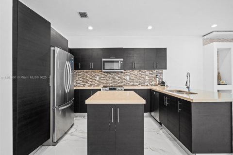 Townhouse in Doral, Florida 4 bedrooms, 205.31 sq.m. № 1890778 - photo 8