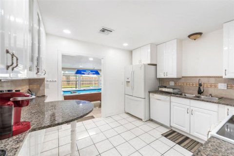 House in Venice, Florida 2 bedrooms, 127 sq.m. № 1855492 - photo 12