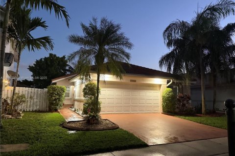 Casa en venta en Pembroke Pines, Florida, 3 dormitorios, 131.18 m2 № 1863499 - foto 1