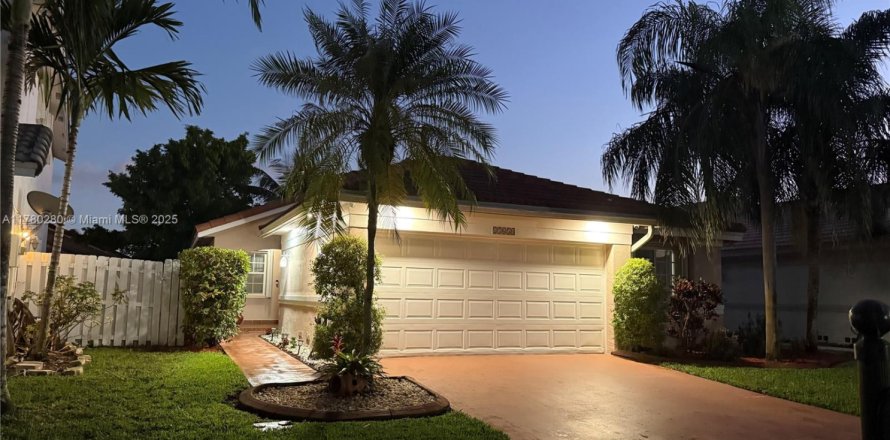 Casa en Pembroke Pines, Florida 3 dormitorios, 131.18 m2 № 1863499
