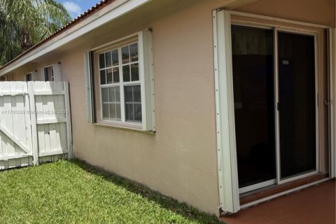 Casa en venta en Pembroke Pines, Florida, 3 dormitorios, 131.18 m2 № 1863499 - foto 29