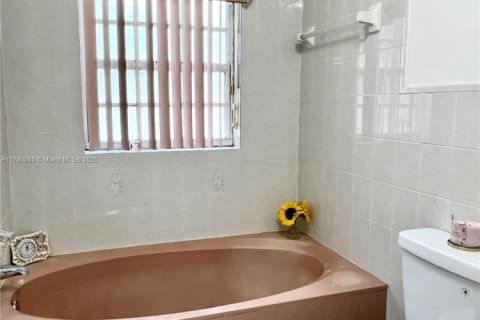 Casa en venta en Pembroke Pines, Florida, 3 dormitorios, 131.18 m2 № 1863499 - foto 21