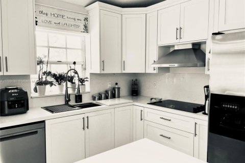 Casa en venta en Pembroke Pines, Florida, 3 dormitorios, 131.18 m2 № 1863499 - foto 13
