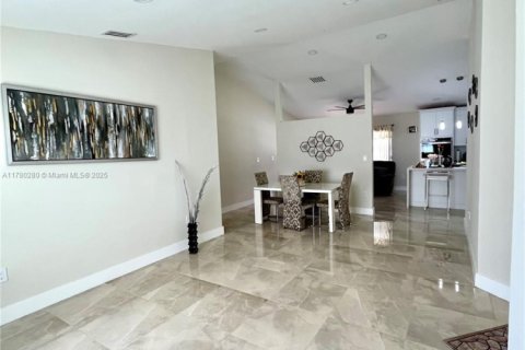 Casa en venta en Pembroke Pines, Florida, 3 dormitorios, 131.18 m2 № 1863499 - foto 9