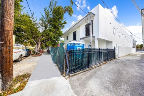 Commercial property in Miami, Florida № 2077185 - photo 1