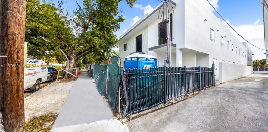 Commercial property in Miami, Florida № 2077185