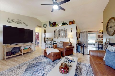 House in DeLand, Florida 3 bedrooms, 130.16 sq.m. № 2230415 - photo 6