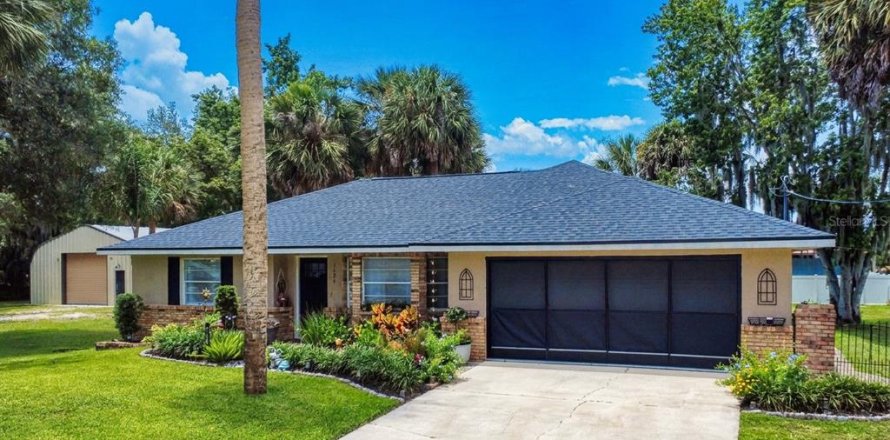 House in DeLand, Florida 3 bedrooms, 130.16 sq.m. № 2230415