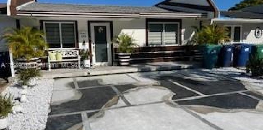 Townhouse in Miami, Florida 3 bedrooms, 94.76 sq.m. № 2015023