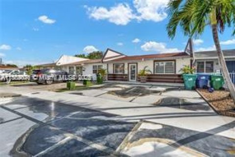 Townhouse in Miami, Florida 3 bedrooms, 94.76 sq.m. № 2015023 - photo 2