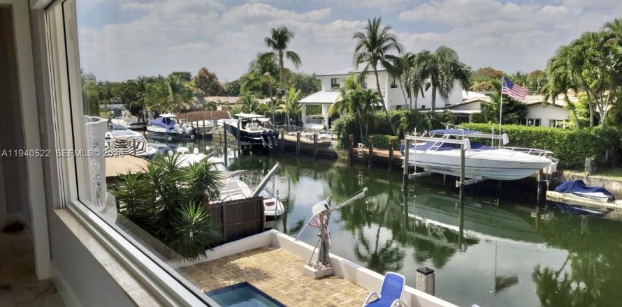 Дом в Норт-Майами, Флорида 4 спальни, 321.26м2 № 1997705