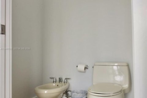 Снять в аренду виллу или дом в Норт-Майами, Флорида 4 спальни, 321.26м2, № 1997705 - фото 9